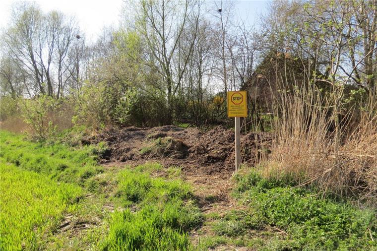 Ärger um illegal abgeladene Gartenabfälle in Wremen Trotz Verbotsschild: Bereits einige Wochen nachdem die Gemeinde illegale Abfallhaufen beseitigt und Schilder aufgestellt hat, sind wieder Gartenabfälle zu finden.
