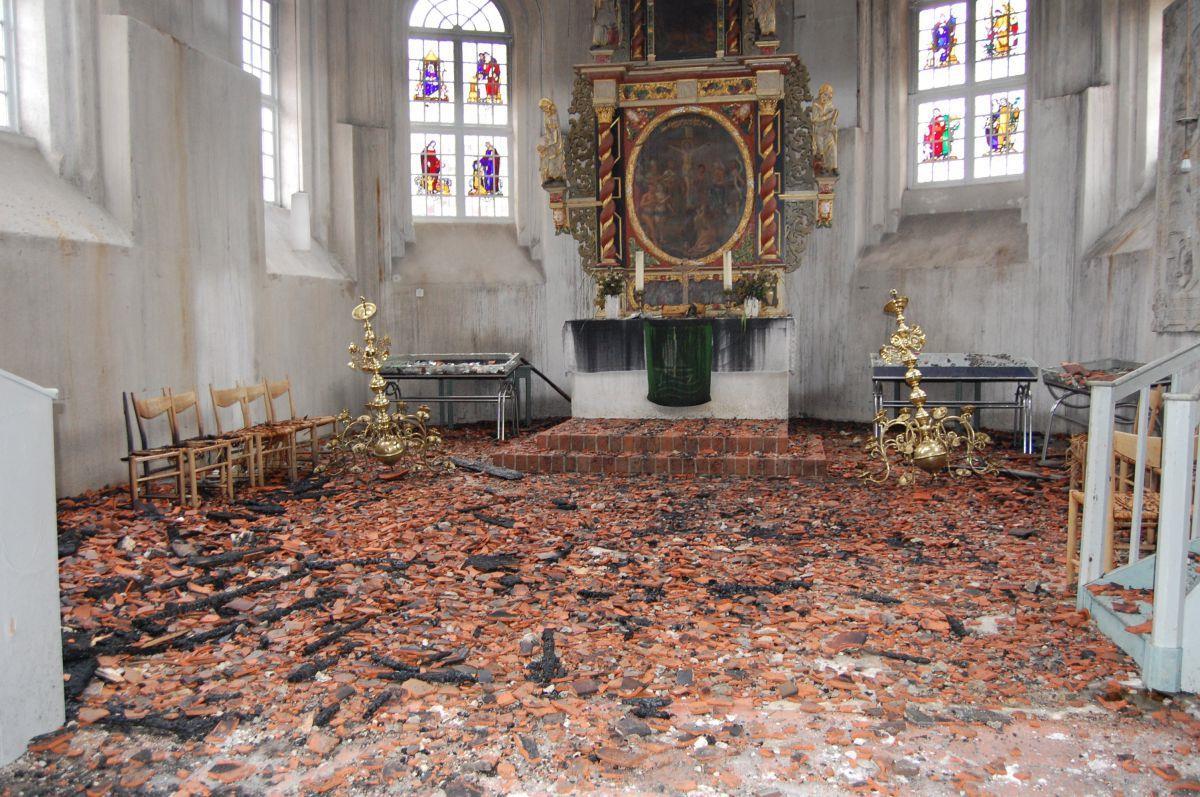 Brake: Ursache für Kirchenbrand weiterhin unklar (mit Video) Trümmer im Altarraum der Golzwarder Kirche: Wie hoch der Schaden ist, steht nicht nicht fest.