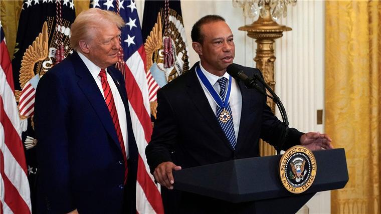 Treffen bei Trump: Rivalisierende Golf-Touren nähern sich an Trump (l.) und Woods gingen im Anschluss an das Gespräch zu einem anderen Thema vor die Presse.