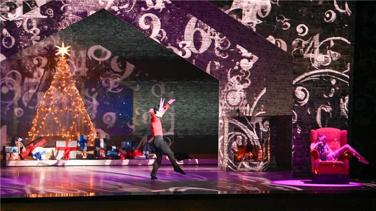 Zuckersüße Zauberei: Bremerhavens Nussknacker-Ballett erntet Ovationen Tschaikowskys „Nussknacker“ ist der weihnachtliche Ballett-Klassiker schlechthin. Am Stadttheater Bremerhaven präsentiert Ballettchef Alfonso Palencia mit seiner Compagnie seine Version des Märchens: Um Mitternacht gerät die Zeit und mit ihr die Realität aus den Fugen.