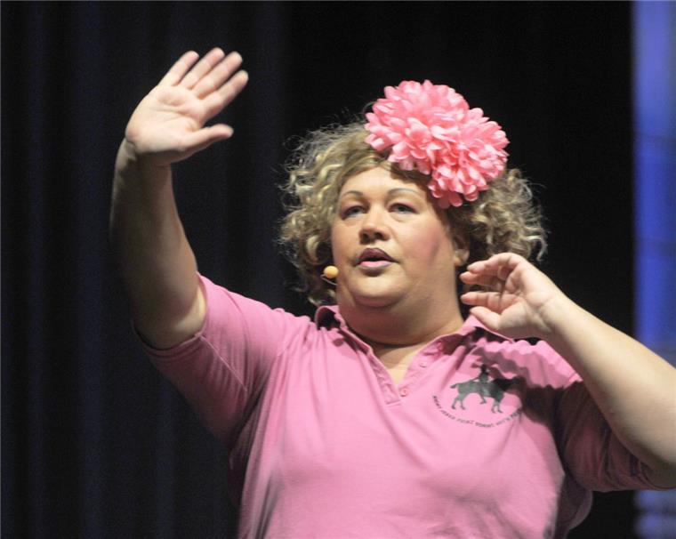 Cindy aus Marzahn sagt Lebewohl Ilka Bessin war 2011 als Cindy von Marzahn in der Stadthalle Bremerhaven zu Gast. Einen weiteren Auftritt wird es nicht geben. Bessin will diese Kunstfigur-Rolle nämlich nicht mehr spielen.