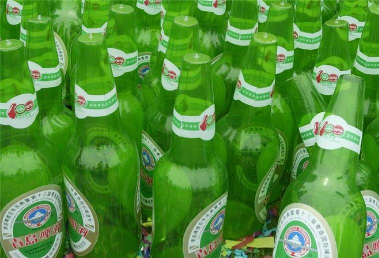 Pipi als Bierwürze? Arbeiter in China pinkelt in Malz-Ladung der Brauerei Tsingtao Tsingtao ist eine bekannte chinesische Biermarke