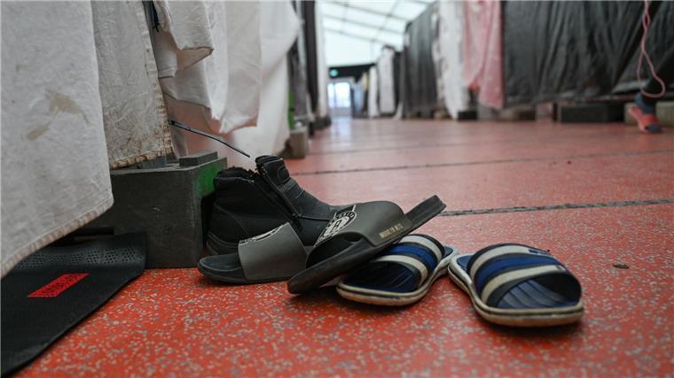 Flüchtlingsunterbringung: Fast alle Plätze belegt Tücher an Bauzäunen trennen die Parzellen von Flüchtlingen in einem der Bierzelte auf dem Festplatz.