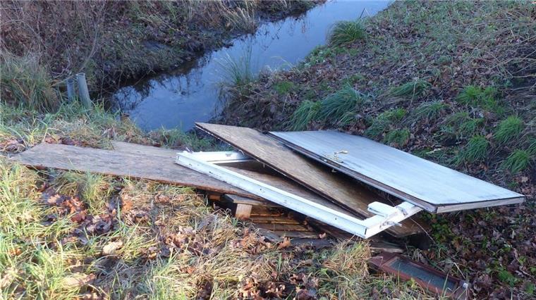 Debstedt: Wieder Müll im Spadener Weg entsorgt Türen und Fenster wurden illegal am Spadener Weg entsorgt.