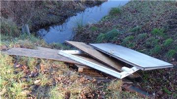 Türen und Fenster wurden illegal am Spadener Weg entsorgt.