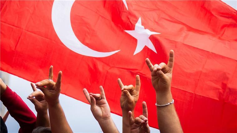 Tausende Türkei-Fans zeigen Wolfsgruß während der Hymne Türkei-Fans zeigen beim Fanmarsch Richtung Olympiastadion den „Wolfsgruß“.