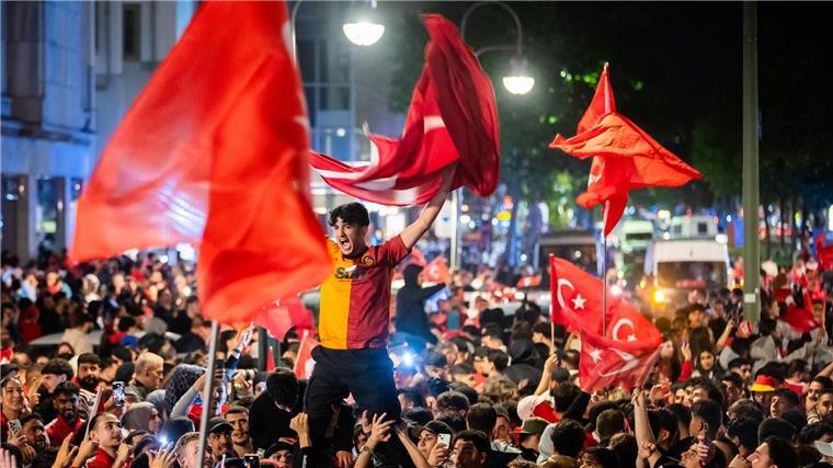 EM-Viertelfinale in Berlin als türkisches Fußballfest Türkische Fans feiern in Berlin.