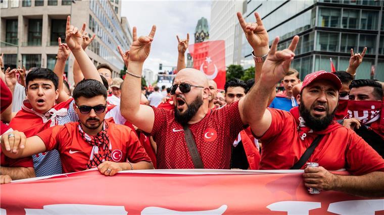 Polizei beendet türkischen Fanmarsch wegen Wolfsgruß Türkische Fans zeigen den Wolfsgruß.