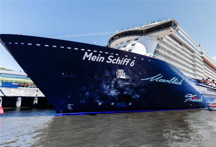 Schock bei Tui-Kunden: Kreuzfahrt für Familien plötzlich gestrichen ARCHIV - 14.05.2017, Hamburg: ARCHIV - Das Kreuzfahrtschiff «Mein Schiff 6» hat im Hamburger Hafen festgemacht. Auf dem Kreuzfahrtschiff «Mein Schiff 6» der Reederei Tui Cruises sind zwölf Besatzungsmitglieder positiv auf das Coronavirus getestet worden. (Zu dpa "Positive Corona-Tests auf der «Mein Schiff 6» in der Ägäis") Foto: picture alliance / Markus Scholz/dpa +++ dpa-Bildfunk +++ | Verwendung weltweit