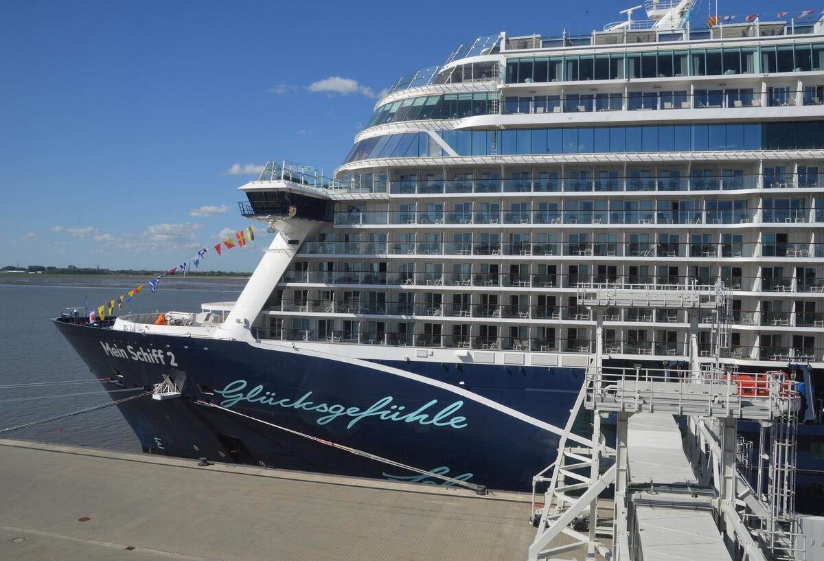 Die „Mein Schiff 2“ von Tui Cruises am Kreuzfahrtterminal in Bremerhaven.