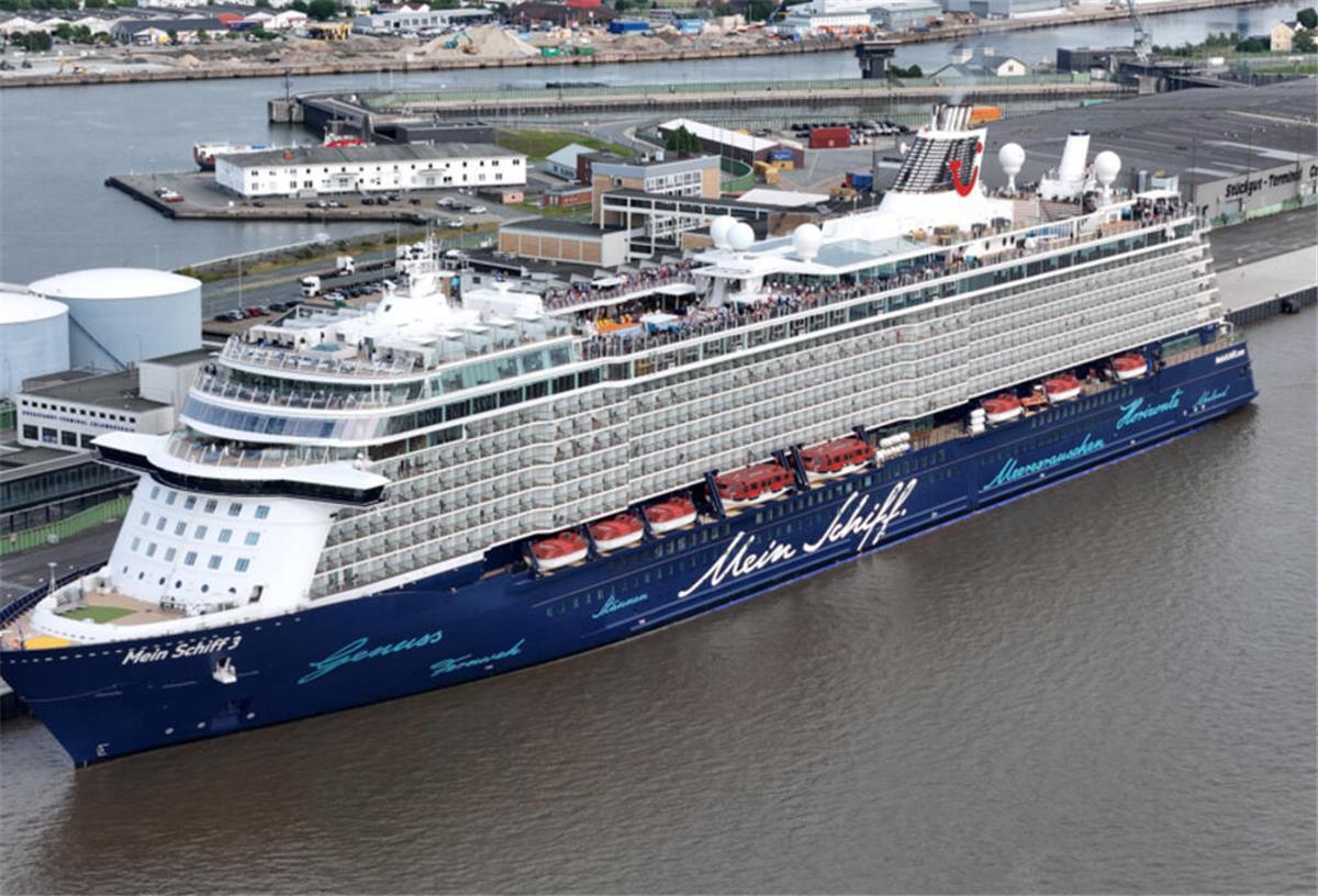 Gerüchte um Flottenwechsel bei TUI Cruises: Was wird aus der Mein Schiff 3? Die Mein Schiff 3 liegt im Hafen von Bremerhaven.