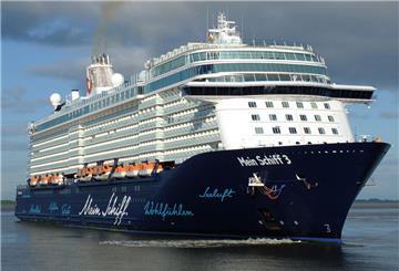 Die Mein Schiff 3 fährt übers Wasser. Nicht nur an Bord dieses Schiffes gibt es besondere Kleidervorgaben.