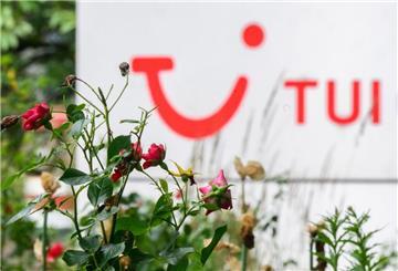 Rosen wachsen vor einer Tui-Zentrale.