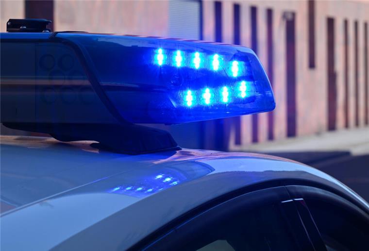Sexshop-Überfall in Bremerhaven: Betrunkener Kunde schlägt zu und wirft Kasse ARCHIV - 10.02.2024, Mecklenburg-Vorpommern, Rostock: Ein Streifenwagen der Polizei ist mit Blaulicht im Einsatz. (zu dpa: «Mann zertrümmert Scheibe von Linienbus») Foto: Jens Büttner/dpa +++ dpa-Bildfunk +++