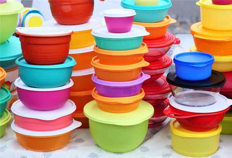 Tupperware startet wieder durch - und kehrt in Deutschland zurück! Mehrere Schalen und Schüsseln mit Tupperware stehen auf einem Tisch.