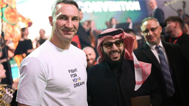 Klitschko zu Gerüchten: Beschäftige mich nicht mit Comeback Turki al-Sheikh (r), saudi-arabischer Geschäftsmann, und der frühere Boxweltmeister Wladimir Klitschko