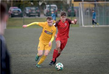 TuSpo Surheide, hier mit Tom Langenbach (links), hat den Klassenerhalt in der Regionalliga Nord geschafft.
