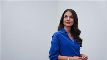TV-Moderatorin Lea Wagner moderiert die neue Quiz-Show „Frag mich was Leichteres!“.