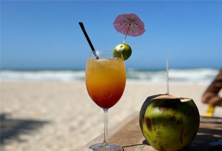 Grund zur Freude für Millionen Angestellte: Nachzahlung und Extra-Urlaub beschlossen Cocktails an einem Strand