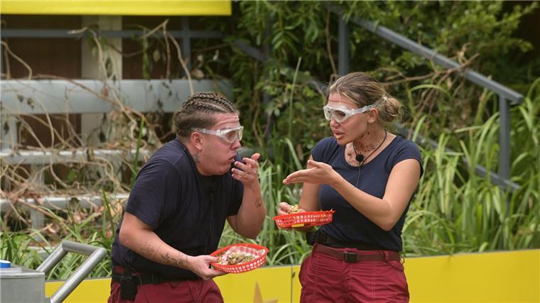 Dschungelcamp: „Das sind manchmal die größten Spinner“ Twenty4Tim und Kim Virginia probieren einen Snack, bestehend aus Krokodilpenis, Innereien-Soße, Stinketofu-Senf, Kakerlaken-Bun und Röst-Maden-Zwiebeln.