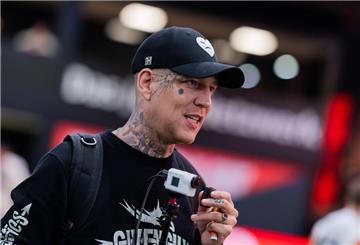 Live-Streamer Montana Black hält eine kleine Kamera