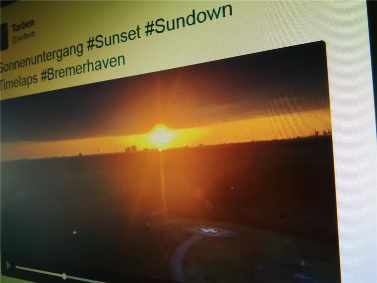 Twitter-Nutzer Torben hat den Sonnenuntergang über Bremerhaven im Zeitraffer gefilmt.