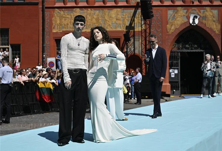 ESC: Favoriten sind cool und Tynna trägt eine Art Brautkleid Tynna zeigt sich in einer Art Brautkleid auf dem türkisen Teppich.