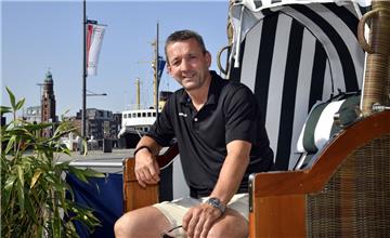 Typisch Bremerhaven: Thomas Popiesch im Strandkorb.