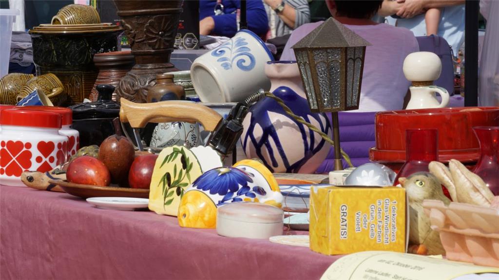 Typisch Flohmarkt: Eine große Angebotspalette. 