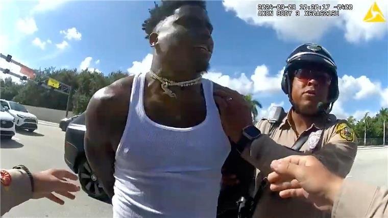 NFL-Star nach Polizei-Aktion: Ich hätte cleverer sein können Tyreek Hill von den Miami Dolphins bei einer Verkehrskontrolle am 8. September.