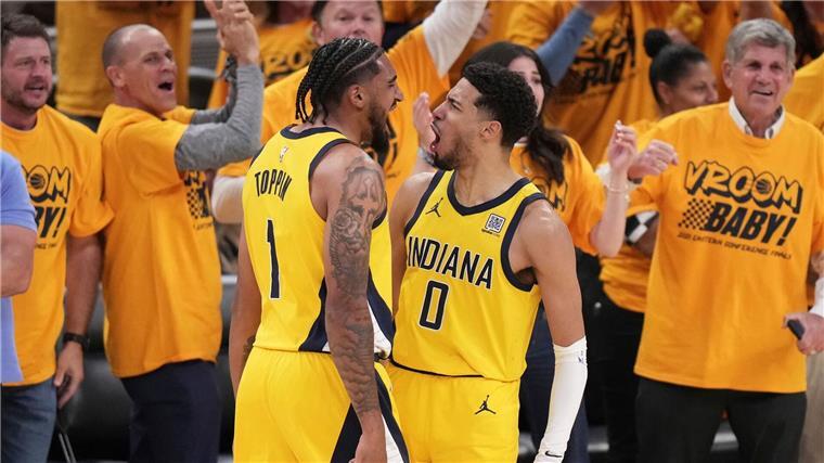 Überragendes Comeback: Knicks schlagen in Indiana zurück Tyrese Haliburton (r.) und Obi Toppin spielten sich mit den Pacers vor der Pause in einen Rausch.