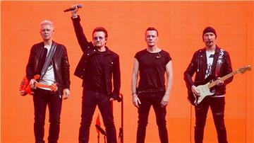 U2 um Sänger Bono (Mitte) legen ihr Album „How To Dismantle An Atomic Bomb“ neu auf. 