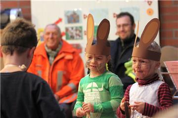 Udo Bergemann und Sebastian Manske (im Hintergrund) von der Feuerwehr Tarmstedt haben rund 400 Karussellgutscheine in Kindergärten und der Grundschule verteilt. Die können beim "Weihnachtszauber" eingelöst werden.  Im Kindergarten Fasanenweg gab’s zum Dank gleich ein ganzes Konzert.