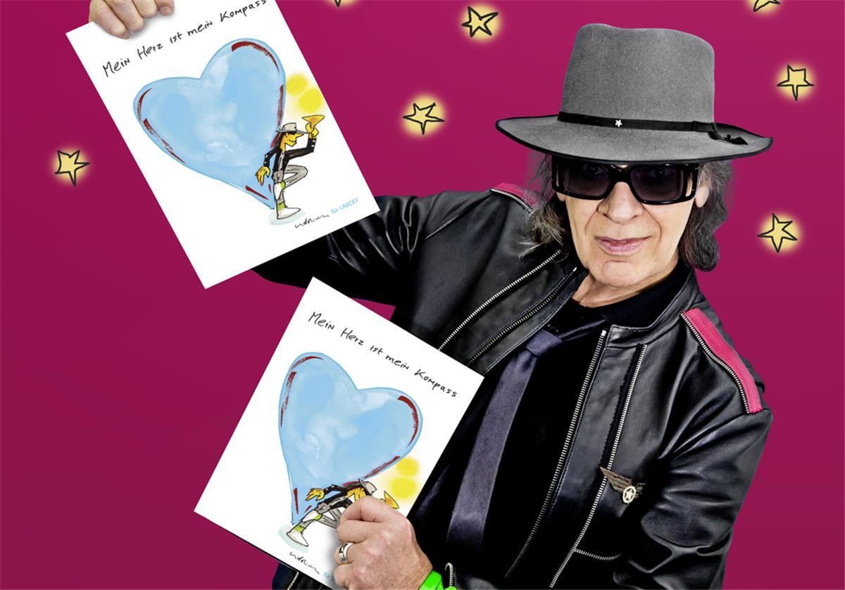 Udo Lindenberg hält Exemplare der Weihnachtskarte in den Händen, die der Sänger und Künstler dieses Jahr für Unicef entworfen hat 