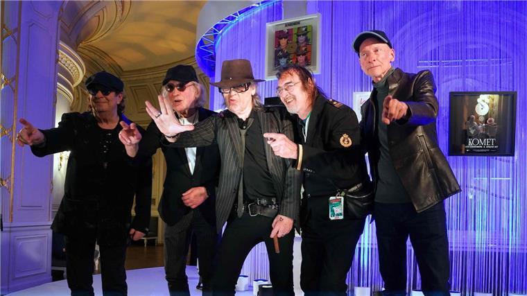 Mehr als Lindenbergs Band - Panikorchester im Fokus Udo Lindenberg (M) mit Mitgliedern seines Panikorchesters: Jean-Jacques Kravetz (l-r), Steffi Stephan, Hannes Bauer und Hendrik Schaper.