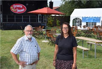 Udo Venema und Arischa Schmitz haben gemeinsam mit ihrem Team einiges auf die Beine gestellt, um im Beerengarten beim Butjadinger Tor das Stadtfest light zu veranstalten.