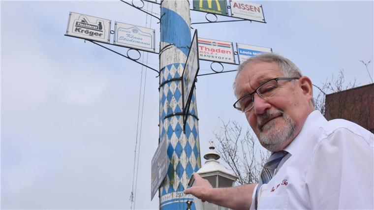 Nächste Woche kommt ein neuer Maibaum nach Abbehausen Udo Venema vor dem 2018 aufgestellten Maibaum. Der Nachfolger kommt nächste Woche.