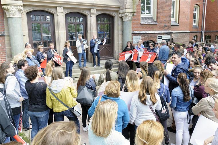 Demo in Bremerhaven: Schulausschuss zum Rücktritt gedrängt Über 100 Demonstranten warfen den Mitglieder des Schulausschusses am Dienstag mangelnden Einsatz für eine bessere Bildung vor. Foto Masorat