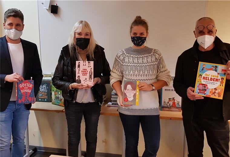 Über 150 Bücher, gespendet von Radio Bremen, für die Sophie-Scholl-Schule freuen sich (v. l.) Matthias Henke (VGH-Stiftung), Klassenlehrerin Frauke Rosenfeld, Johanna Schwarz (Literaturfestival „Junge globale“) und Autor José Oliver.