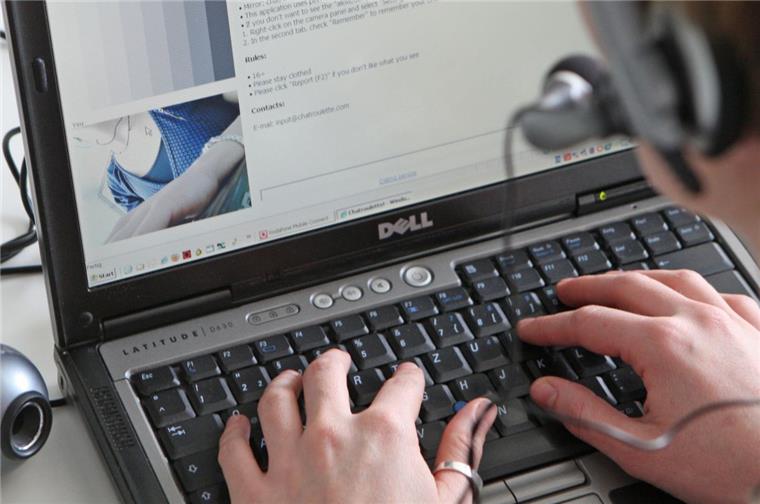 Über das Internet hat ein Polizist mit dem mutmaßlichen Täter ein Sex-Date verabredet, bei dem er ihn überführte. 