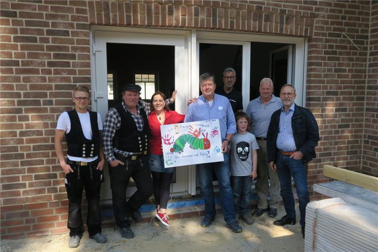 Nordenham: Richtfest für neue Kinderkrippe Über das Richtfest der Kinderkrippe Die Raupe Nimmersatt freuen sich Betreiberin Natascha Heinrichs und ihre Mitstreiter.