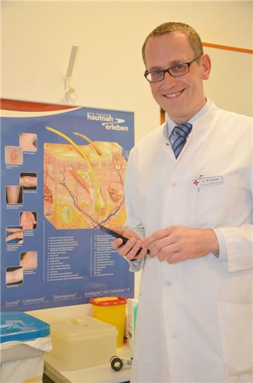Über das Smartphon bekommt Dr. Michael Sachse stets aktuelle Sonnenschutz-Empfehlungen des Deutschen Wetterdienstes. Diese Empfehlungen erhalten auch die am Kooperationsprojekt teilnehmenden Erzieher in Oldenburg zum Wohle ihrer kleinen Schutzbefohlenen.