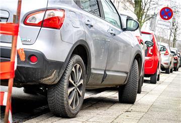 Über das sogenannte aufgesetzte Parken mit zwei Rädern auf dem Bürgersteig wurde in Bremen seit mehreren Jahren gestritten.