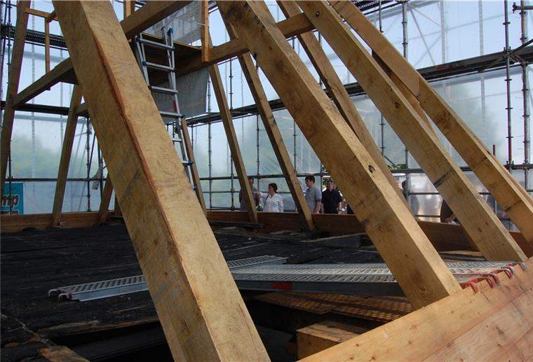 Golzwarder Kirche: Richtfest hinter Schutzplanen Über dem Chorraum ist der neue Dachstuhl unter dem Schutzdach fertiggestellt.