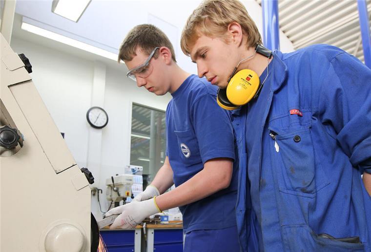 Bremen: Ausbildungsbetriebe sollen Prämie erhalten Der Auszubildende zur Produktionsfachkraft Chemie an der Schleifmaschine