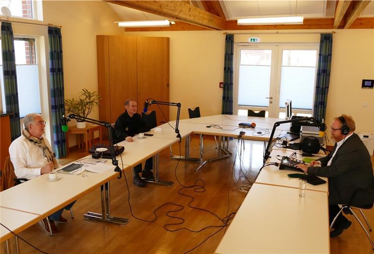 Loxstedt zum Hören: Podcast geht in zweite Runde Über die Aktivitäten des Vereins Tourilox berichten bei den Podcastaufnahmen in Loxstedt Bodo Walther (Mitte) und Herbert Mensing (rechts) im Gespräch mit Lars Cohrs.