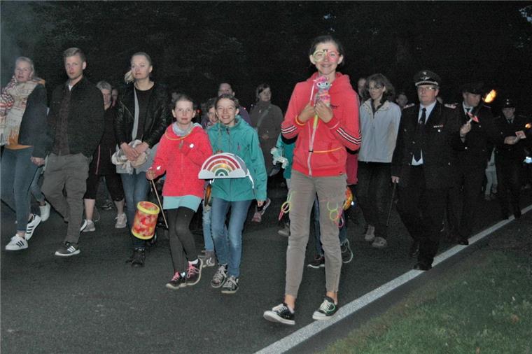 Weertzen: Laternenfest feiert 50-jähriges Bestehen Über die ganze Straßenbreite bewegte sich der Laternenumzug durch Weertzen, begleitet von Fackelträgern der Feuerwehr.