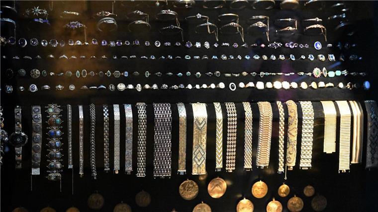 Die Schwarze Madonna, das Osterkleid und die Doppelgängerin Über die Jahrhunderte brachten Fürsten, Könige und andere Pilger der Madonna Schmuck in Hülle und Fülle.