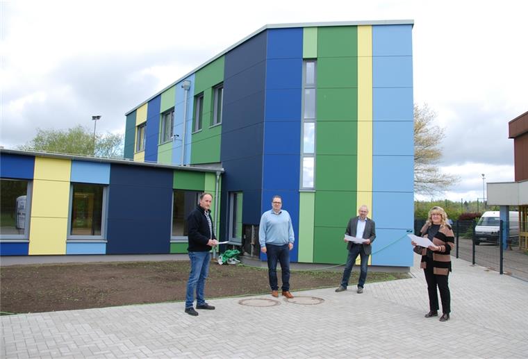 Langen: Hochmoderne Kita am Nordeschweg für 1,8 Millionen Euro Über die neue Kita am Nordeschweg in Langen freuen sich (von links): Thorsten Fricke vom Liegenschaftsamt, Geestlands Bürgermeister Thorsten Krüger, Dezernent Martin Döscher und Teamleiterin Iris Dittmann.