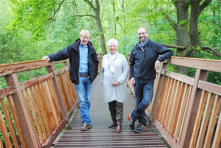 Sanierte Liebesbrücke verbindet Hagen und Kassebruch Über die Sanierung der Liebesbrücke freuen sich Jörn Deharde vom Bauamt Hagen, Hagens Ortsvorsteherin Giesela Schwertfeger und Stephan Struß, Ortsvorsteher von Kassebruch (von links).